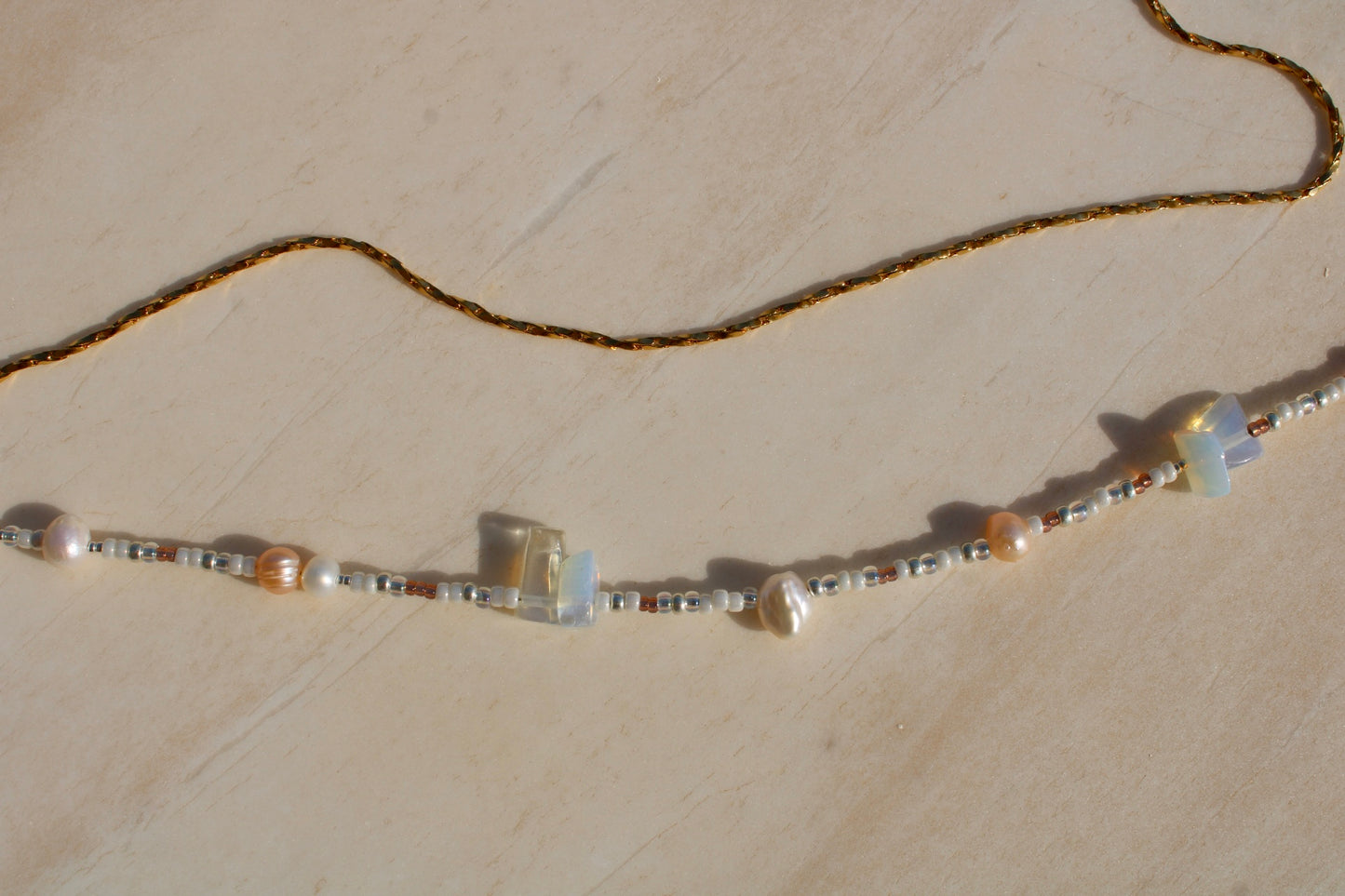 Belly chain featuring freshwater pearls and beads on a luxurious golden chain, adding a touch of elegance to your ensemble.