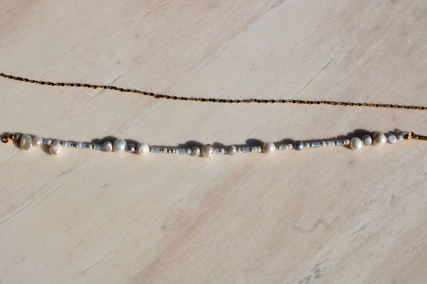 Belly chain featuring freshwater pearls and beads on a luxurious golden chain, adding a touch of elegance to your ensemble.