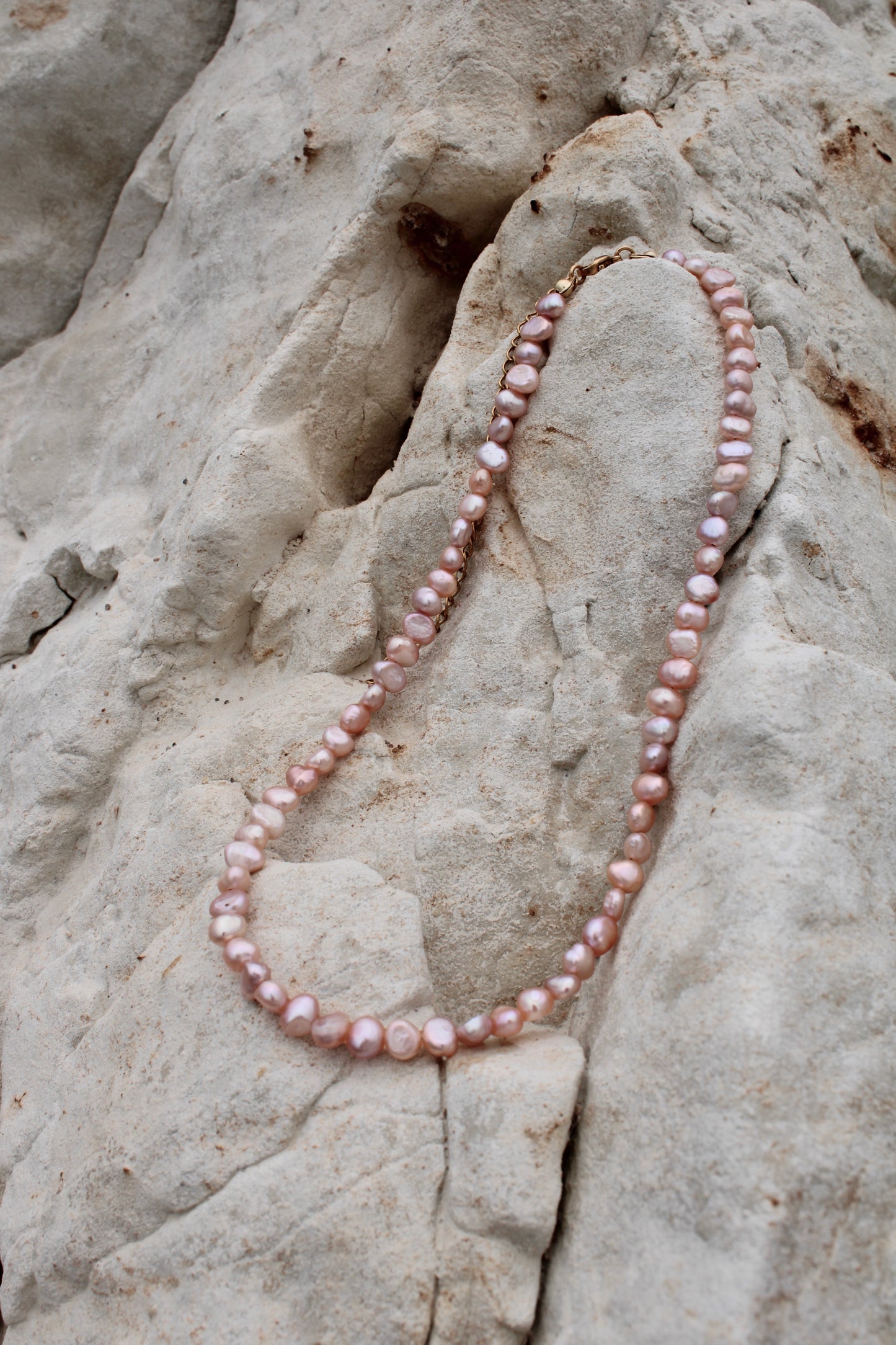 Stunning necklace featuring delicate rose freshwater pearls, adding a touch of sophistication and charm to your look.