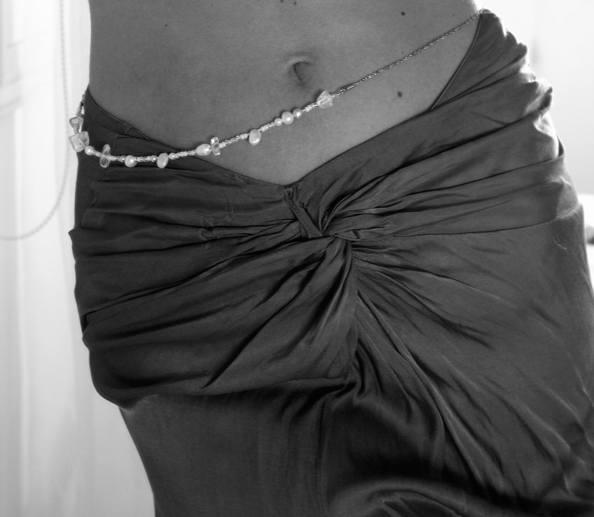 Exquisite freshwater pearl belly chain featuring a silver-colored chain, adding a touch of elegance and sophistication to any ensemble.