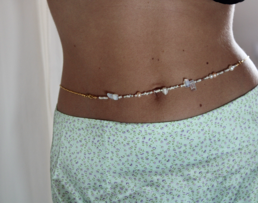 Belly chain featuring freshwater pearls and beads on a luxurious golden chain, adding a touch of elegance to your ensemble.