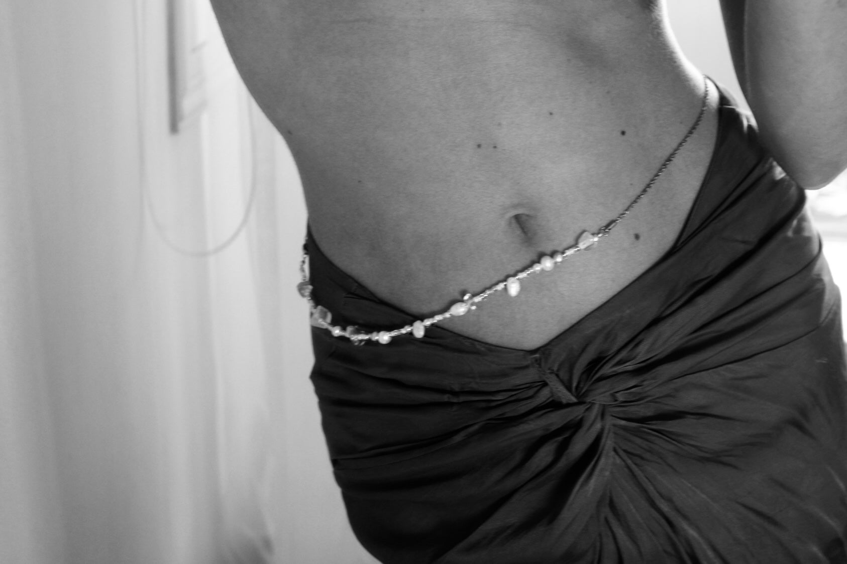 Exquisite freshwater pearl belly chain featuring a silver-colored chain, adding a touch of elegance and sophistication to any ensemble.