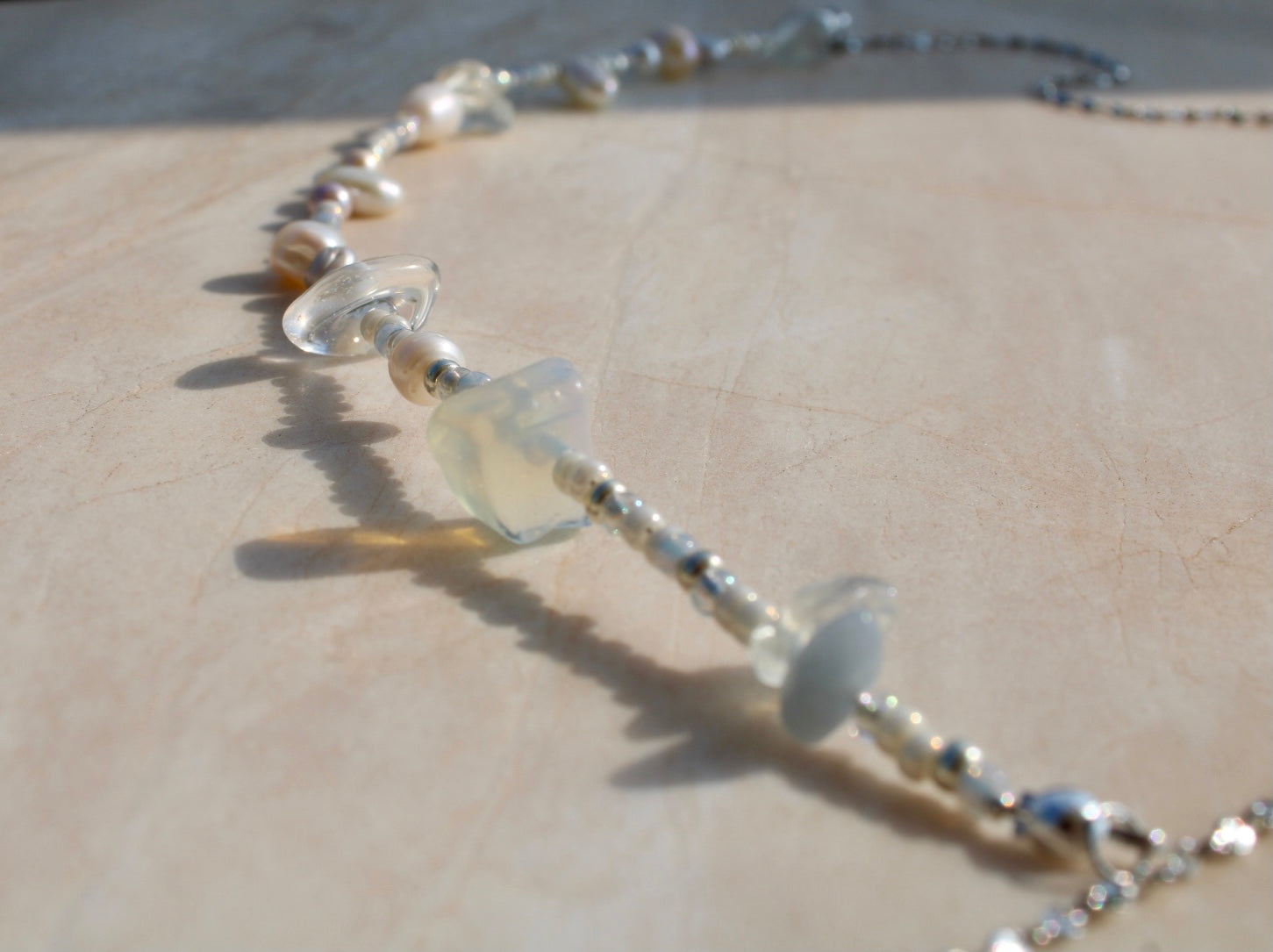 Exquisite freshwater pearl belly chain featuring a silver-colored chain, adding a touch of elegance and sophistication to any ensemble.