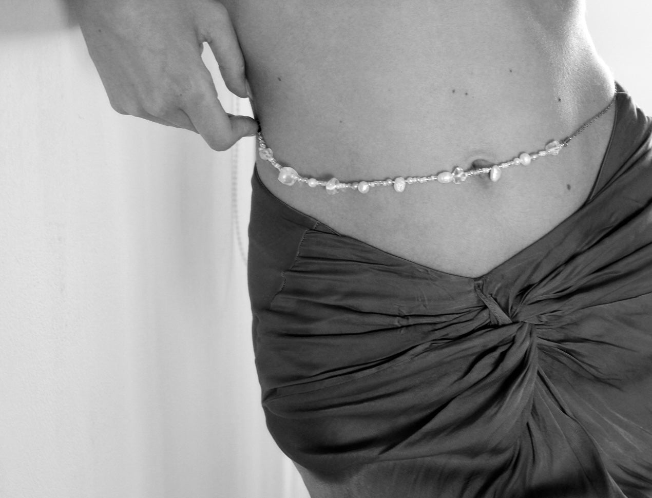 Exquisite freshwater pearl belly chain featuring a silver-colored chain, adding a touch of elegance and sophistication to any ensemble.