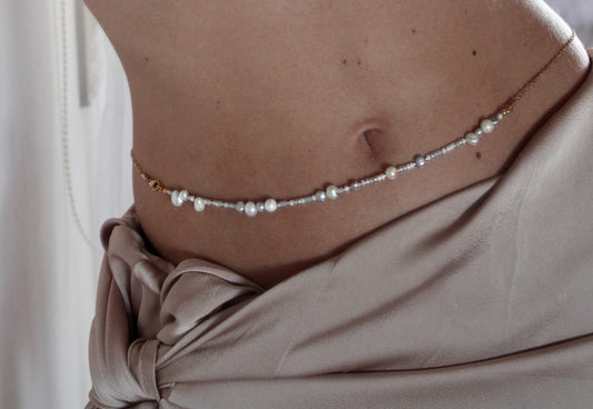 Belly chain featuring freshwater pearls and beads on a luxurious golden chain, adding a touch of elegance to your ensemble.
