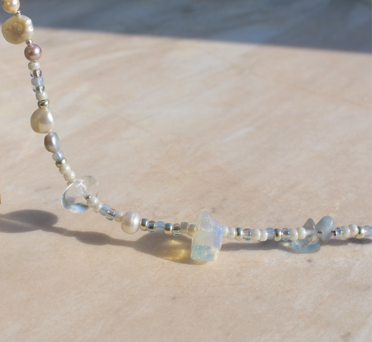 Exquisite freshwater pearl belly chain featuring a silver-colored chain, adding a touch of elegance and sophistication to any ensemble.