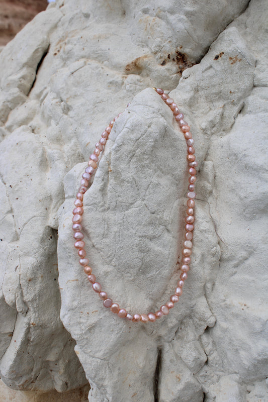 Stunning necklace featuring delicate rose freshwater pearls, adding a touch of sophistication and charm to your look.